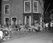 102438 Afbeelding van het terras en mensen op straat bij het café Donkere Gaard 13 te Utrecht, op een zwoele avond ...